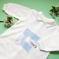 Salopeta alba tricotata pentru baieti cu detaliu masinuta si ursulet