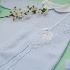 Salopeta bleu tricotata cu guleras alb si detaliu ursulet